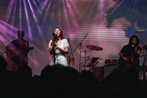 Nadin Amizah tampil di The 12th Music Gallery, Kuningan City, Jakarta, Sabtu (21/5/2022). Foto: Jamal Ramadhan/kumparan