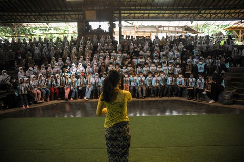 Wisatawan mengikuti pertunjukan angklung di Saung Angklung Udjo, Bandung, Jawa Barat, Senin (23/5/2022).  Foto: Raisan Al Farisi/ANTARA FOTO
