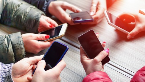Ilustrasi bermain Smartphone. Foto: DisobeyArt/Shutterstock