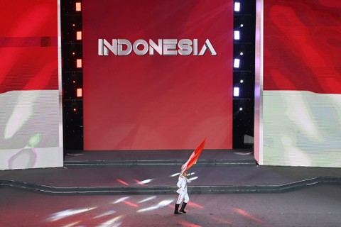 Petugas membawa bendera Indonesia tanpa diikuti atlet saat acara penutupan SEA Games 2021 Vietnam di Vietnam Asian Indoor Games Stadium, Hanoi, Vietnam, Senin (23/5/2022). Foto: Aditya Pradana Putra/ANTARA FOTO