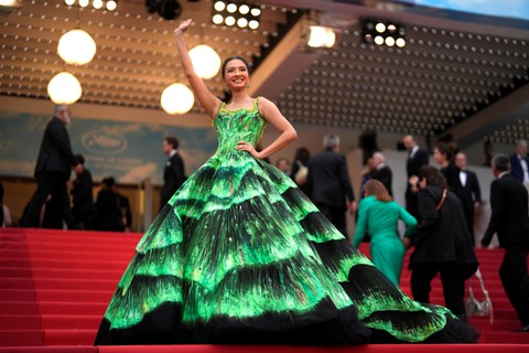 Aktris Indonesia Raline Shah tiba untuk pemutaran film "Forever Young (Les Amandiers)" di Festival Film Cannes edisi ke-75 di Cannes, Prancis.  Foto: Daniel Cole/AP Photo