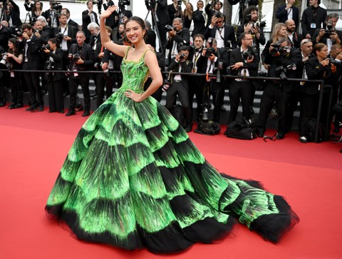 Aktris Indonesia Raline Shah tiba untuk pemutaran film "Forever Young (Les Amandiers)" di Festival Film Cannes edisi ke-75 di Cannes, Prancis.  Foto: CHRISTOPHE SIMON / AFP