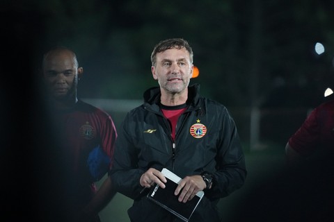 Thomas Doll memimpin latihan Persija Jakarta, Senin (23/5).  Foto: Persija Jakarta