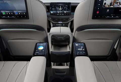 Denza D9, MPV premium asal China yang mirip seperti Toyota Alphard. Foto: Dok. Paultan