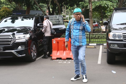 Pasangan artis Uya Kuya dan istrinya Astrid saat memenuhi panggilan di Polda Metro Jaya, Jakarta, Rabu, (25/05/2022). Foto: Dok. Agus Apriyanto