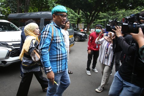 Pasangan artis Uya Kuya dan istrinya Astrid saat memenuhi panggilan di Polda Metro Jaya, Jakarta, Rabu, (25/05/2022). Foto: Dok. Agus Apriyanto