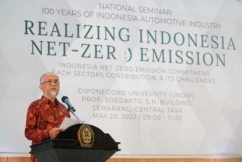 Presiden Direktur PT Toyota Motor Manufacturing Indonesia (TMMIN) Warih Andang Tjahjono saat memberikan sambutan di Undap, Semarang.  Foto: Dok. Istimewa