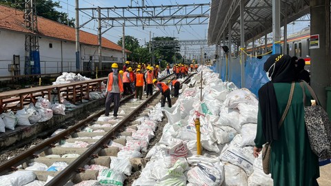 Hari Kedua Perubahan Jalur KRL di Stasiun Manggarai, Antrean Mulai Bisa Diurai (1)