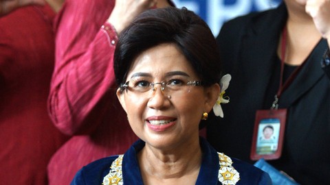 Rektor UGM periode 2022-2027 Ova Emilia berpose saat Pelantikan dan Serah Terima Jabatan Rektor UGM periode 2022-2027 di Balai Senat Universitas Gadjah Mada, Sleman, D.I Yogyakarta, Jumat (27/05/2022). Foto: Andreas Fitri Atmoko/ANTARA FOTO