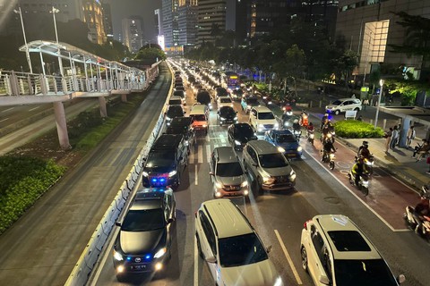 Rombongan kendaraan berotator melintas di Jalan Sudirman, Jumat (27/5/2022). Foto: Haya Syahira/kumparan
