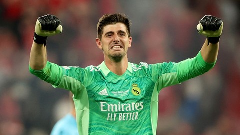 Real Madrid Thibaut Courtois berselebrasi usai memenangkan Liga Champions di Stade de France, Saint-Denis dekat Paris, Prancis, Sabtu (28/5/2022). Foto: Molly Darlington/REUTERS