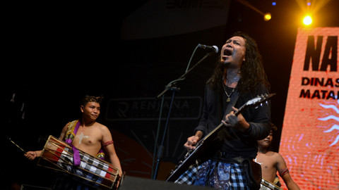 Vokalis kelompok musik Navicula Gede Robi beraksi saat tampil dalam Jelajahin Livin Sanur Fest di Denpasar, Bali, Sabtu (28/5/2022). Foto: ANTARA FOTO/Fikri Yusuf