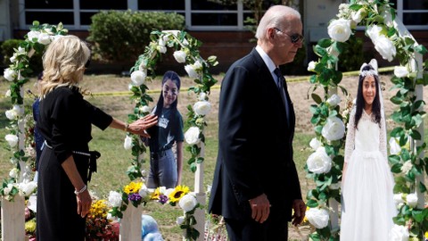 Joe Biden Datangi SD Robb, Berdoa untuk Korban Penembakan (1)