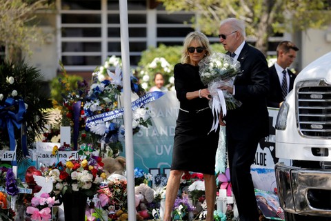 Joe Biden Datangi SD Robb, Berdoa untuk Korban Penembakan (2)