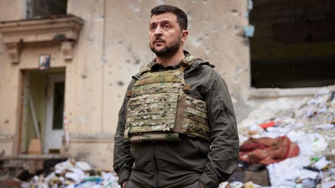 Presiden Ukraina Volodymyr Zelenskyy mengunjungi wilayah Kharkiv untuk pertama kalinya pada Minggu (29/5/2022). Foto: Ukrainian Presidency/ABACAPRESS.COM/Reuters