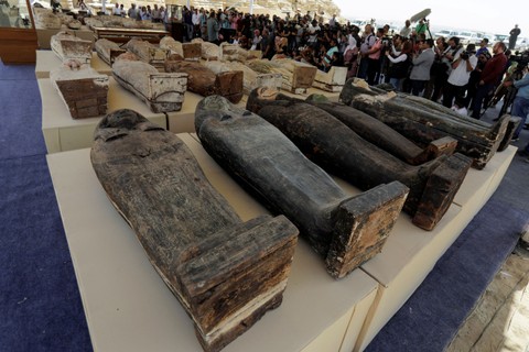 Sarkofagus berusia sekitar 2500 tahun, dari situs pemakaman yang baru ditemukan di dekat pekuburan Saqqara Mesir, terlihat saat presentasi di Giza, Mesir. Foto: Mohamed Abd El Ghany/REUTERS