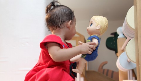 Ilustrasi balita main boneka bayi. Foto: Gandi Purwandi/Shutterstock