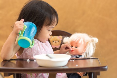 Ilustrasi balita main boneka bayi. Foto: fotorawin/Shutterstock