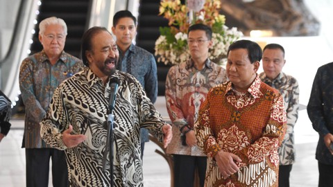 Ketua Umum Partai Nasdem Surya Paloh (kiri) bersama Ketua Umum Partai Gerindra Prabowo Subianto (kanan) memberikan keterangan pers usai menggelar pertemuan di DPP Partai Nasdem, Jakarta, Rabu (1/6/2022). Foto: Hafidz Mubarak A/Antara Foto