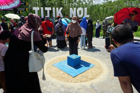 Pengunjung berfoto di lokasi titik nol pembangunan Ibu Kota Nusantara (IKN) di Kota Balikpapan, Kalimantan Timur, Rabu (1/6/2022).  Foto: Indrayadi TH/ANTARA FOTO