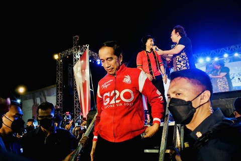 Presiden Joko Widodo bersama Ibu Iriana Joko Widodo menonton pagelaran musik bertajuk konser kebangsaan, membumikan Pancasila dari NTT untuk Nusantara di Kabupaten Ende, NTT.  Foto: Laily Rachev/Biro Pers Sekretariat Presiden
