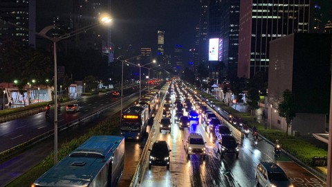 Kendaraan berotator melintas di bawah JPO Bundaran Senayan, Kamis (2/6).  Foto: Nugroho GN/kumparan