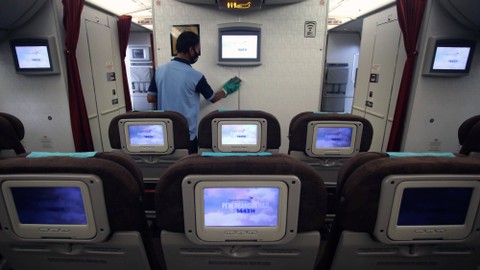 Pekerja Garuda Maintenance Facility (GMF) melakukan pengecekan mesin di Pesawat Garuda Indonesia yang akan digunakan untuk armada haji 1443 H/2022 di Hanggar GMF Bandara Soekarno Hatta, Tangerang, Banten, Kamis (2/6/2022).  Foto: Muhammad Iqbal/ANTARA FOTO