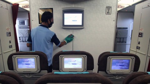 Pekerja Garuda Maintenance Facility (GMF) melakukan pengecekan mesin di Pesawat Garuda Indonesia yang akan digunakan untuk armada haji 1443 H/2022 di Hanggar GMF Bandara Soekarno Hatta, Tangerang, Banten, Kamis (2/6/2022). Foto: Muhammad Iqbal/ANTARA FOTO