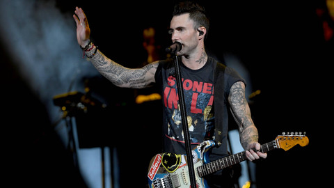 Penampilan Adam Levine di Maroon 5. Foto: Kevin Winter/Getty Images