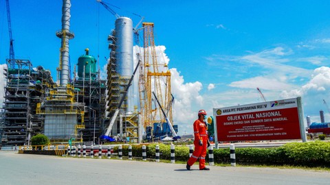 Seorang petugas melintas di area kilang RU V Balikpapan, Kalimantan Timur, Kamis (2/6/2022). Foto: ANTARA FOTO/Indrayadi TH