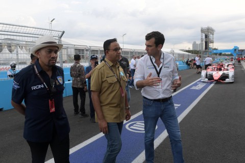 Gubernur DKI Jakarta Anies Baswedan bersama Ketua Formula E Jakarta Ahmad Sahroni dan Chief Championship Officer Formula E Alberto Longo meninjau paddock tim balap Formula E di Jakarta International E-Prix Circuit (JIEC), Jakarta, Jumat (3/6/2022). Foto: Indrianto Eko Suwarso/ANTARA FOTO
