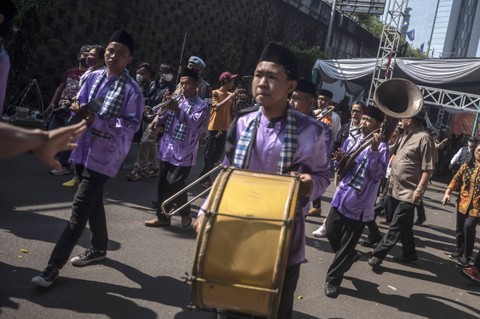Pemain grup musik mementaskan kesenian Tanjidor dalam Lebaran Tenabang 2022 di depan Kantor Kecamatan Tanah Abang, Jakarta, Sabtu (4/6/2022). Foto: ANTARA FOTO/Aprillio Akbar