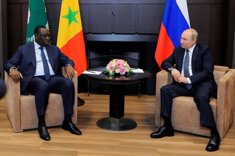 Presiden Rusia Vladimir Putin (kanan) melakukan pertemuan dengan Presiden Senegal dan ketua Uni Afrika Macky Sall di kediaman Bocharov Ruchei di resor Laut Hitam Sochi, Rusia, Jumat (3/6).  Foto: Kremlin/Pool/via AP PHOTO