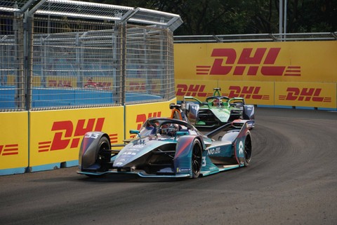 Pebalap Nio 333 Formula E Dan Ticktum memacu kecepatan pada balapan Formula E seri kesembilan di Jakarta International E-Prix Circuit (JIEC), Jakarta, Sabtu (4/6/2022).
 Foto: Jamal Ramadhan/kumparan