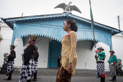 Seorang perempuan mengenakan kebaya saat Parade Kebaya Nusantara di Keraton Kasunanan, Solo, Jawa Tengah, Sabtu (4/6/2022). Foto: Mohammad Ayudha/ANTARA FOTO