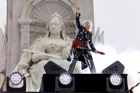 Brian May dari band Queen tampil bersama selama perayaan Platinum Jubilee di depan Istana Buckingham, London, Inggris. Foto: Jonathan Buckmaster/Pool via REUTERS