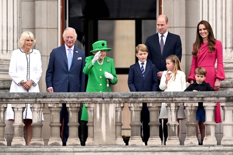 Ratu Elizabeth II berdiri di balkon bersama keluarga Kerajaan selama perayaan Platinum Jubilee, di London, Inggris, Minggu (5/6/2022). Foto: Chris Jackson/Pool via REUTERS
