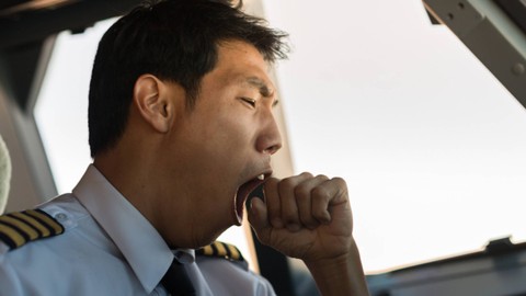 Ilustrasi pilot sedang mengantuk. Foto: christinarosepix/Shutterstock