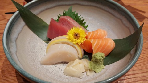 Aneka sashimi segar di KOMA, Marina Bay Sands, Singapura. Foto: Azalia Amadea/kumparan