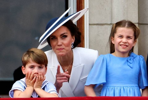 Duchess of Cambridge, Kate Middleton, bersama Putri Charlotte, dan Pangeran Louis muncul di balkon Istana Buckingham selama perayaan Queen's Platinum Jubilee di London, Inggris, Kamis (2/6/2022). Foto: Hannah McKay/REUTERS