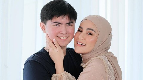 Olla Ramlan dan anak sulungnya, Sean. Foto: Instagram/@ollaramlan