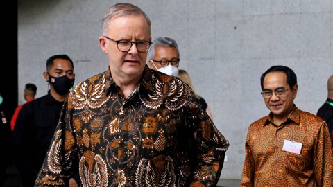 Perdana Menteri Australia Anthony Albanese bersama Rektor Universitas Hasanuddin Jamaluddin Jompa di Universitas Hasanuddin, Makassar, Senin (7/6/2022).  Foto: ANDRI SAPUTRA / AFP