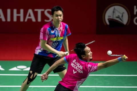 Ganda putra Indonesia Mohammad Ahsan dan Hendra Setiawan mengembalikan kok ke ganda putra Denmark pada babak kualifikasi Daihatsu Indonesia Masters 2022 di Istora Senayan, Jakarta, Selasa (7/6/2022). Foto: Muhammad Adimaja/ANTARA FOTO