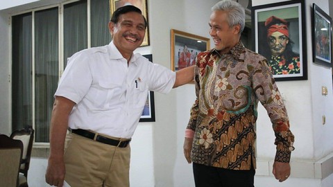Ganjar Pranowo saat bertemu Menko Maritim dan Investasi Luhut Binsar Pandjaitan. Foto: Dok. Istimewa