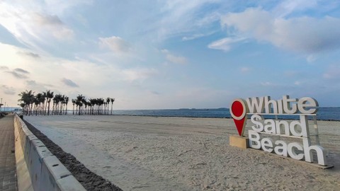 Pantai Pasir Putih PIK 2 di Jakarta Utara. Foto: Gerdie Hutomo/Shutterstock