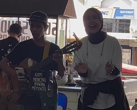 Viral Pengamen Bawakan Lagu Band Kotak, Tak Sadar Nyanyi Bareng Tantri (1)