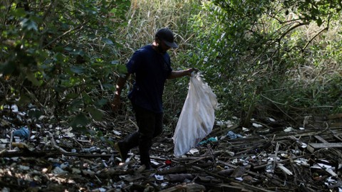 Sebagai ilustrasi: Nelayan Naldo Alves da Silva membawa karung sambil mengumpulkan sampah di Ilha do Governador, negara bagian Rio de Janeiro, Brasil, Senin (6/6/2022). Foto: Pilar Olivares/REUTERS