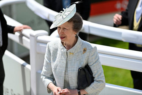Putri Inggris Anne saat menghadiri hari kedua pertemuan balap kuda Festival Derby Epsom di Inggris, Sabtu (4/6/2022). Foto: Glyn Kirk/AFP