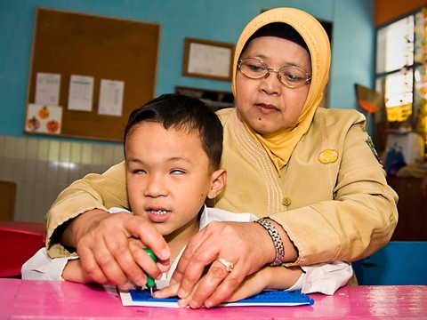 Ilustrasi siswa SD dengan kondisi tunanetra. Foto: Sony Herdiana/Shutterstock