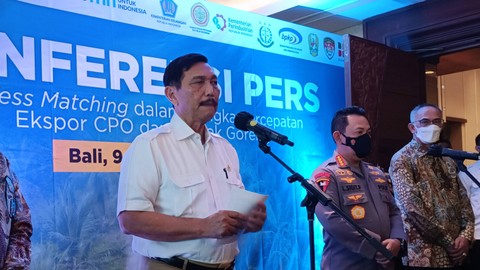 Menkomarves Luhut Binsar Pandjaitan dan Kapolri Jenderall Listyo Sigit Prabowo di Business Matching dalam Percepatan Ekspor CPO dan Minyak Goreng di Hotel Padma, Legian, Badung, Bali, Jumat (10/6).  Foto: Denita BR Matondang/kumparan